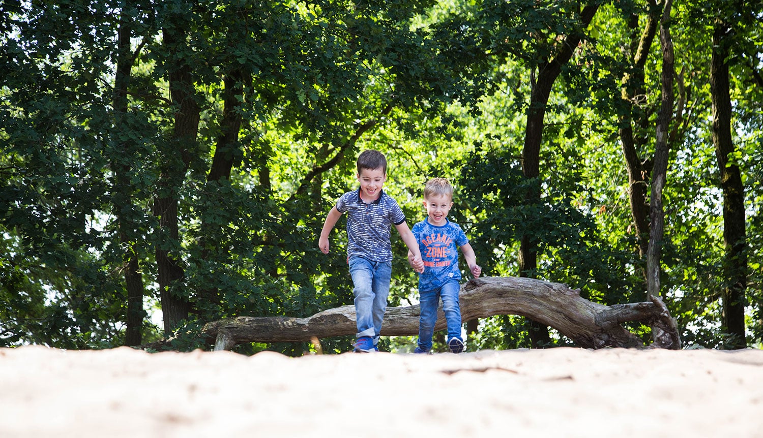 zwangerschapsfotoshoot buiten met kinderen zwangerschapsfotoshoot buiten met kinderen