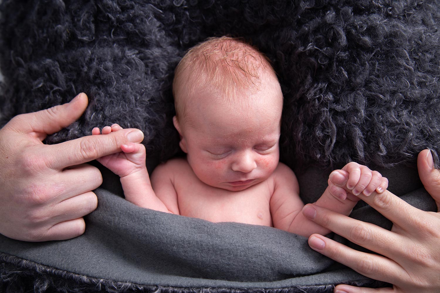 baby houd handjes vast baby houd handjes vast