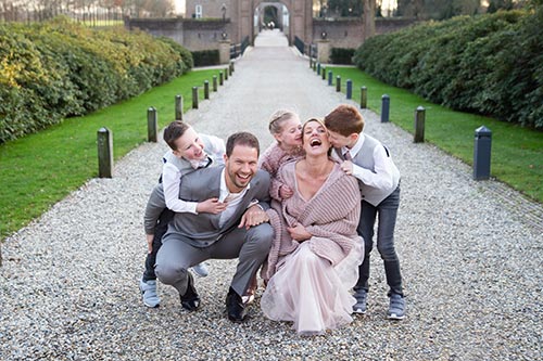 bruidspaar met kinderen bruidspaar met kinderen