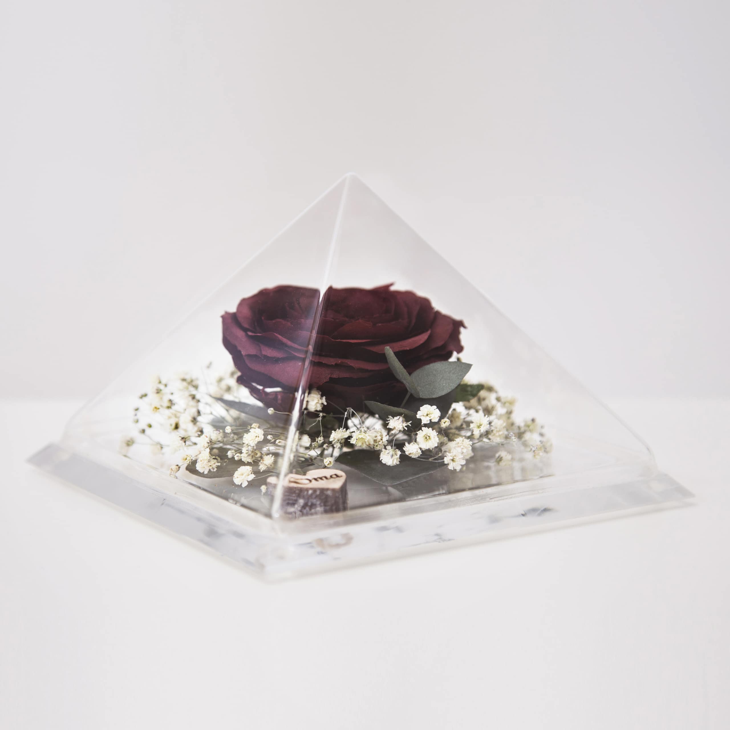 roos in glazen piramide