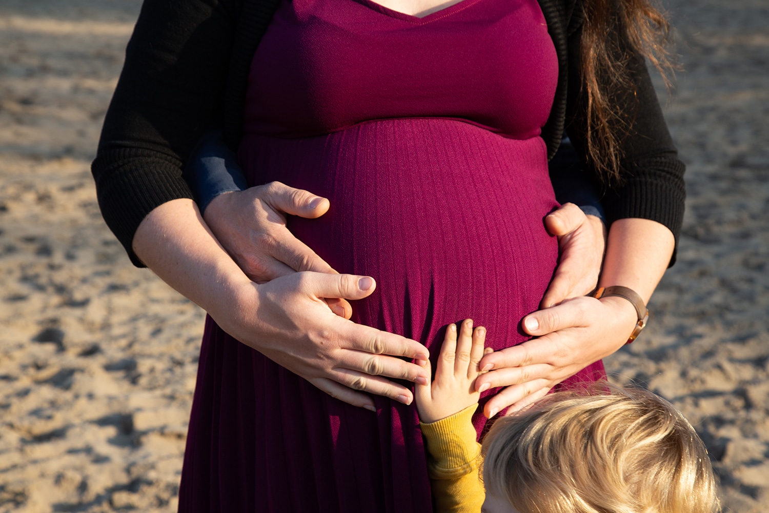 twee handen op een buik shoot twee handen op een buik shoot