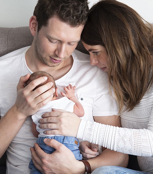 Baby met ouders foto