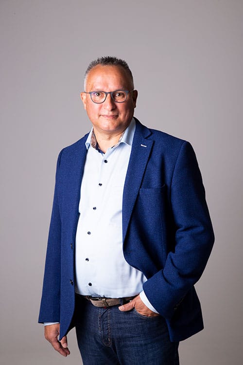 portret met grijze achtergrond portret met grijze achtergrond