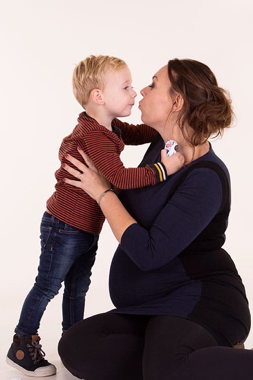 moeder zoon zwangerschapsfoto moeder zoon zwangerschapsfoto