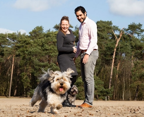 Zwanger fotoshoot buiten met hondjes