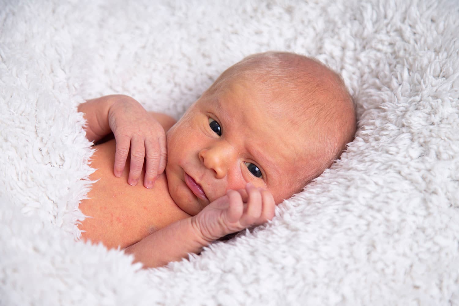 baby fotografie op witte deken