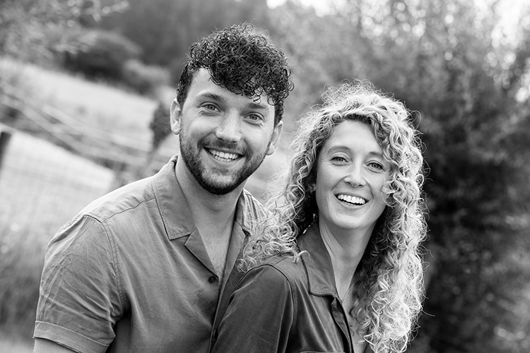 Ongedwongen gezinsfoto buiten in Brabant